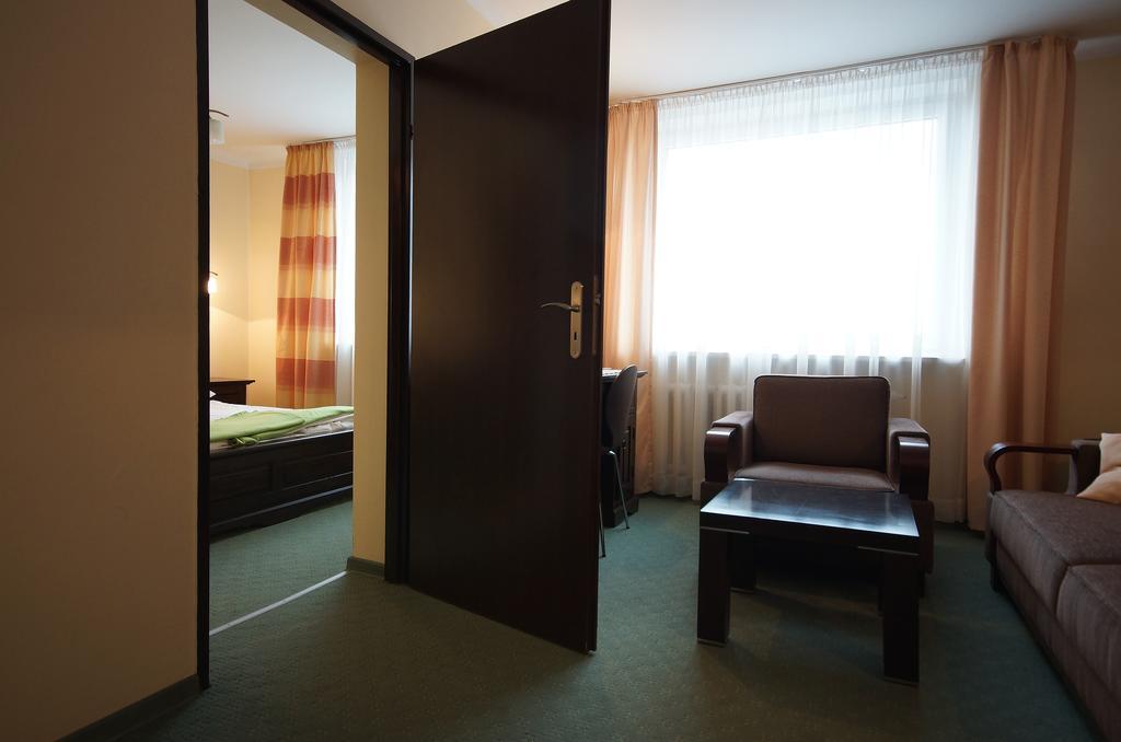 Hotel Kamena เฮลม์ ภายนอก รูปภาพ